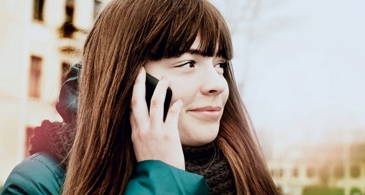 Amiga hablando por telefono con un amigo