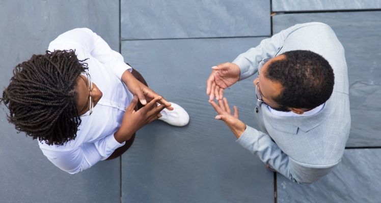 Como conecer a una persona hablando