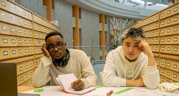 Dos amigos aburridos sin hablar