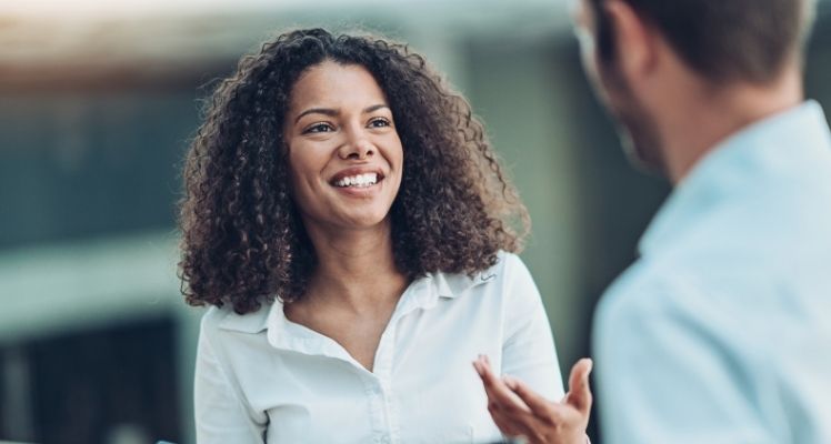 Mujer y hombre manteniendo una conversacion
