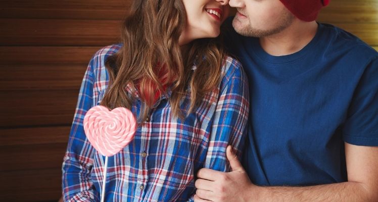 Pareja de jovenes ligando