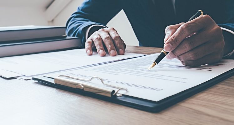 escribiendo la carta de recomendacion