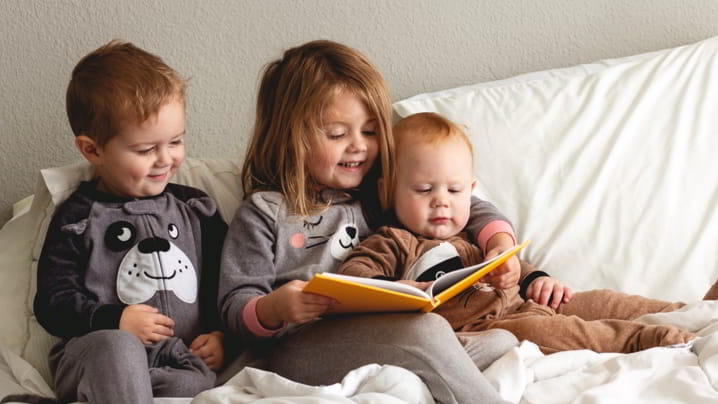 Niños leyendo un libro corto